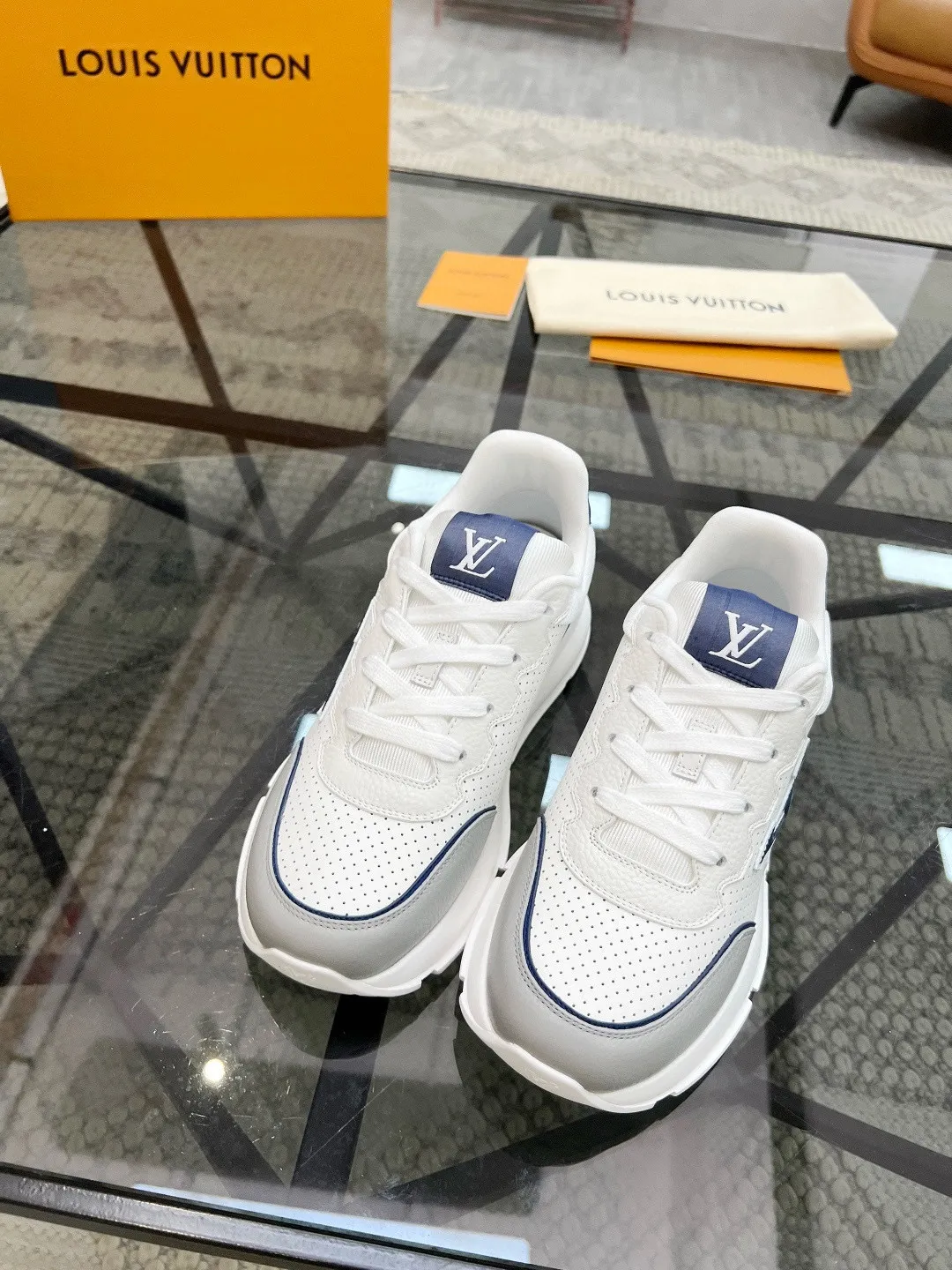 Factory price: 460💰Lv🔍Top purchasing agent🇮🇹 Road The most popular sports shoes for street men are available at the same counter. The uppers are imported cowhide fabrics from Italy, high-quality spliced colorful and complex handicrafts, imported comfortable mesh linings, soles: original soles specially provided by the original factory, T men's men's shoes 💰U foam exclusive movable molded soles are super comfortable, original factory and single goods, 🔍🔍high quality, you can enter and exit the counter at will, welcome to compare, code number 38-44, (45 customized)